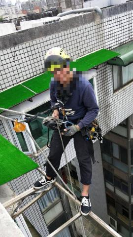 新立外牆繩索工程 - 客戶原老舊PC板整層更換鋁板加綠色地墊隔音處理