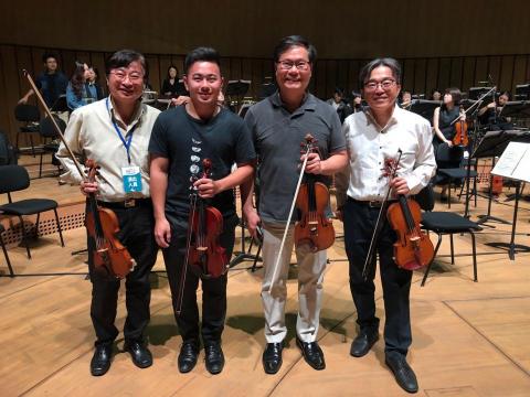 謝孟洋小提琴升學、比賽檢定/樂團/幼兒音樂 - 與台北愛樂管弦樂團於高雄衛武營演出
圖左 1為 王景賢老師 右1為謝忠良老師 右2為台北藝術大學教授/台北愛樂管弦樂團首席：蘇顯達老師
