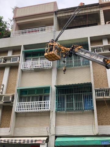 三㡯水電維修 -  坐吊籃施做頂樓排水管到1樓 三㡯水電維修 -  坐吊籃施做頂樓排水管到1樓