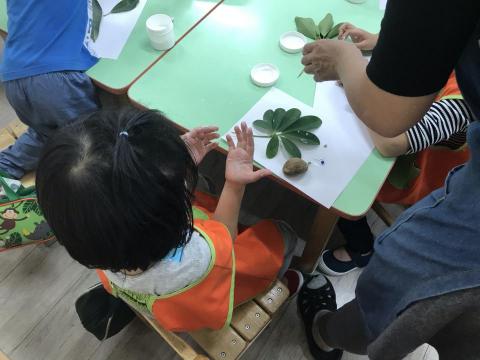 傅雯琳 - 教小朋友用大自然的東西做成一幅畫，讓小朋友利用想像力
