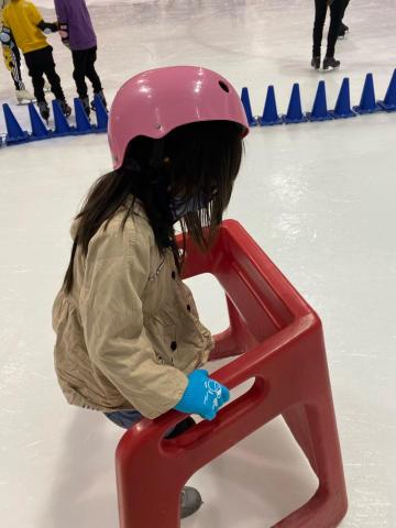 宋翊瑄 - 每週都會帶陪玩的妹妹去溜冰，不單單只是畫畫玩玩具而已，我更主張讓孩子均衡發展