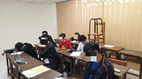 Ian Huang 黃耆紘 - 高雄市某私立中學國三學生 實體授課