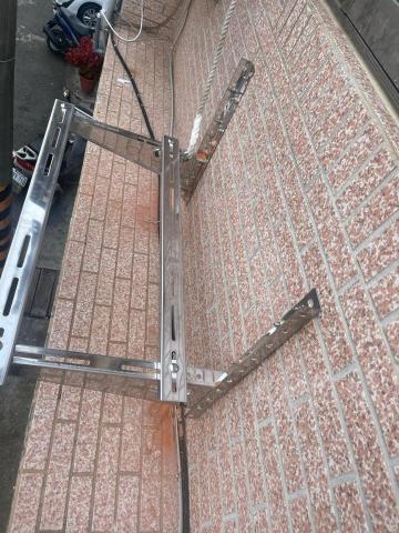 蔡宗熹個人小貨車貨運行（鑫旭） - 外機使用白鐵豪華架
耐用不易生銹