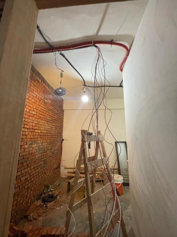 靖葇工程行 - 這張照片雖然他有天花板的但是我的錯吧他一樣是把它固定在天花板這樣避免亂七八糟整潔好看事後空班要詩作方便不會障礙物