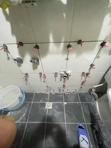 靖葇工程行 - 宜蘭縣客戶家熱水管漏水打磁磚維修熱水管後自己買磁磚貼上