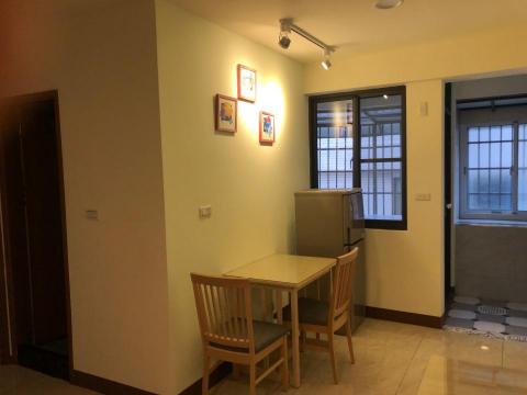 捲捲室內設計裝修 - 溫馨用餐區設計
採用跳色的牆壁，及淡色系木作家具，營造輕鬆溫暖感