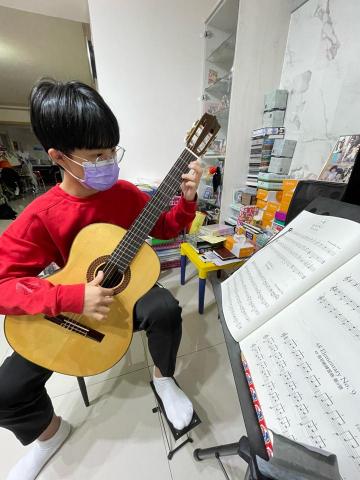 余老師（吉他、烏克麗麗專業教學） - 