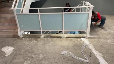 東泰鋼鋁企業社 - 樓梯欄杆扶手搭配5+5膠合玻璃