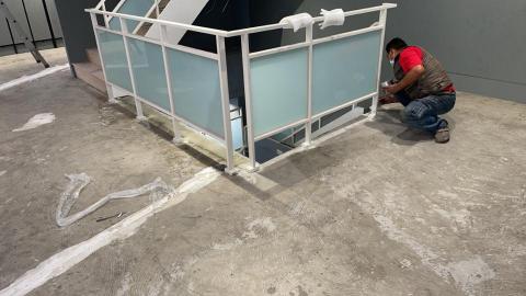 東泰鋼鋁企業社 -  樓梯欄杆扶手搭配5+5膠合玻璃