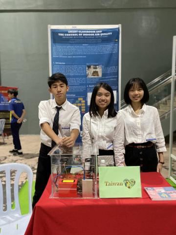 Vivian Chang - 參加馬來西亞吉隆坡科展，製作全智能教室模型，獲得國際組第二名。