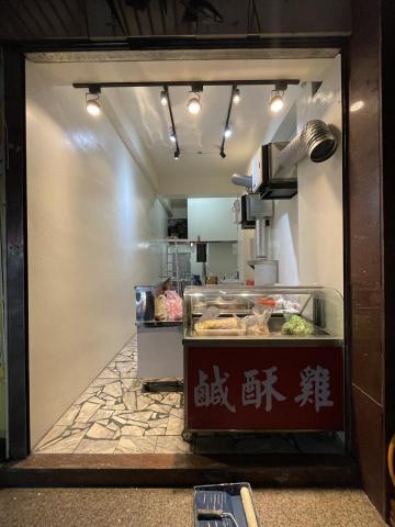 洪煜峯 - 牆面油漆及軌道燈配置新的線路及安裝