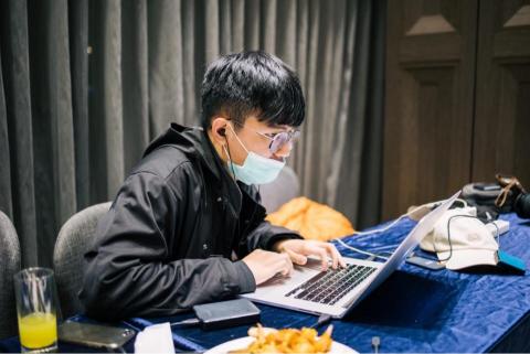 LI studio - 這是我，Leo本人。
不論是什麼樣的環境，只要一台筆電就可以專注的進行快剪！
即便旁邊有美食也不為所動～