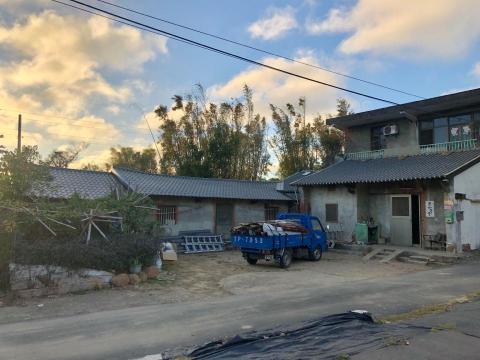 立鼎金屬工程行 - 老瓦屋屋頂翻修-琉璃瓦樣式烤漆浪板