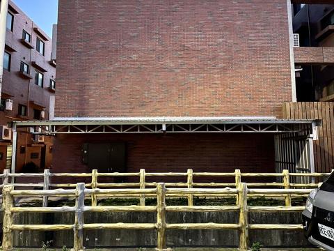 立鼎金屬工程行 - 車庫雨棚-白鐵鍍膜清板、跨距十米的力霸