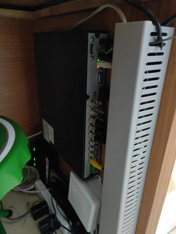 逸緯安控 - 監控主機櫃檯下方安裝固定