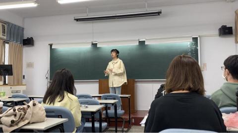 李祤溦 - 英語演講課的影片截圖，若有興趣可再行向我要完整影片