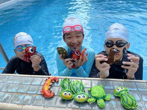 許雅喬 - 水中拾物不僅增加訓練趣味性，也培養學生在水中控制身體與水性養成
