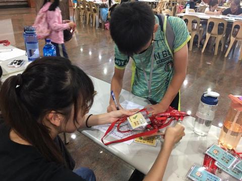 李祤溦 - 擔任小小志工營隊輔時的服務照片