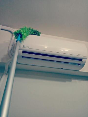 ☺️ - 搆不到的，用長赶，清除 分離式冷氣上面的灰塵