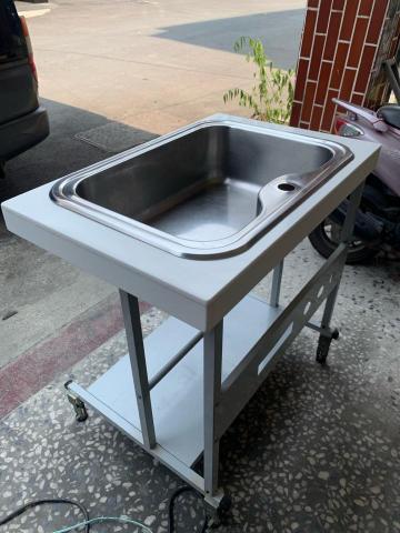 顏小真 - 電腦桌腳架+廢棄洗碗槽+人造石剩材=流理台