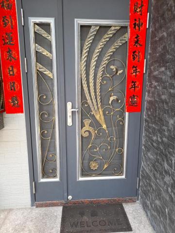 承澤 - 鍛造大門生鏽，除鏽後上ㄧ道鍛造門專用底漆，最後上ㄧ道鍛造專用金漆，讓整個大門像新的一樣