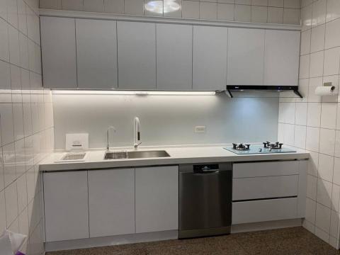 合夆廚具 - 一字型人造石廚具~搭配無把手門片設計,上下櫃中間壁面貼強化玻璃讓您的廚房看起來高雅又清新