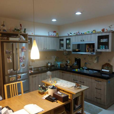 合夆廚具 - 輕鄉村風格~傳統家居空間改造,運用木紋門板以及把手、崁玻璃門、牆面磁磚等,再搭配一些飾品,不用較高價位的造型門板也能營造出不錯的鄉村風格~