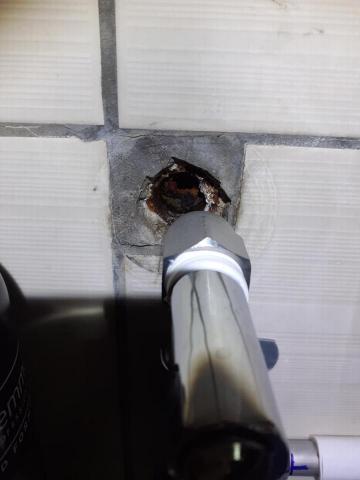 中港水電修繕 - 明管後面的生鏽孔2