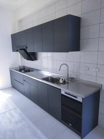 合夆廚具 - 一字型不鏽鋼廚具~麻雀雖小,五臟俱全,瓦斯桶櫃,收納,烹飪,洗滌區一應俱全,選用木紋的美耐板門片,也可以很有質感