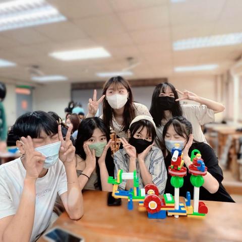 潘丞瑜 - 上課照片～研究組合建構區對孩子的影響～