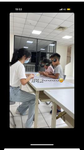 高鈺婷 - 給予小朋友課後輔導和陪玩