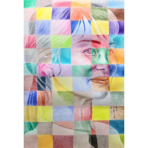陳芳儀 - 色鉛筆寫實人像。彩虹方格呈現出不同的風格面貌，與單純視覺描繪不同在於色彩的安排變化，使整體激發出不同的感覺。
