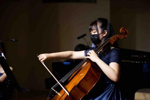 提供大提琴服務的專家范依淇