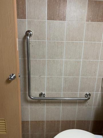 蕭先生居家無障礙改善、電視架安裝 - 馬桶旁L型扶手安裝
