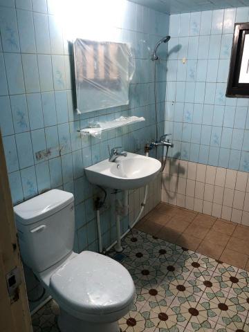 室棟水電 - 衛浴設備安裝白色管為包覆式熱水軟管原因：既有熱水管路破損業主沒有更換壁磚的預算所以才使用此工法