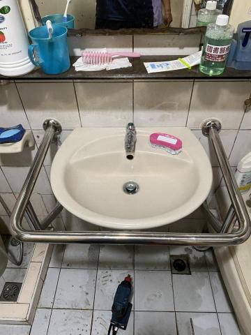 蕭先生居家無障礙改善、電視架安裝 - 不鏽鋼型臉盆扶手