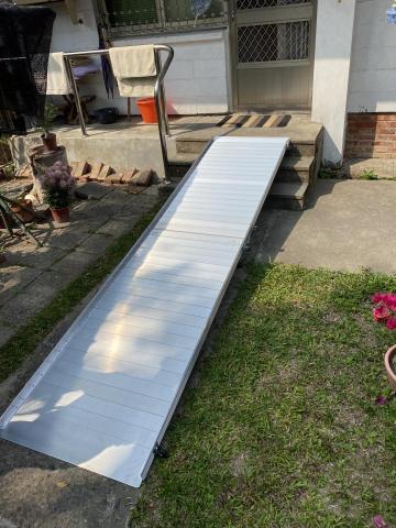 蕭先生居家無障礙改善、電視架安裝 - 非固定式斜坡板可收折