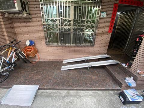 蕭先生居家無障礙改善、電視架安裝 - 無障礙設施家用斜坡板安裝