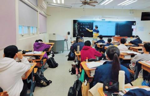 Satoshi先生【日本語老師.服裝設計師】 - 新竹六家高中上課中