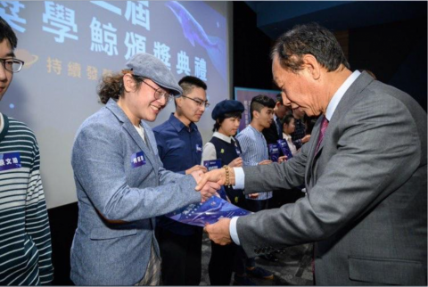 何冠勳 - 鴻海獎學鯨