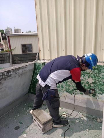 阜館企業行 - 女兒牆舊PU刨除