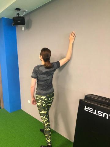 MORE身活特區-GUY教練 - 常見肩頸痠痛伸展-胸小肌伸展