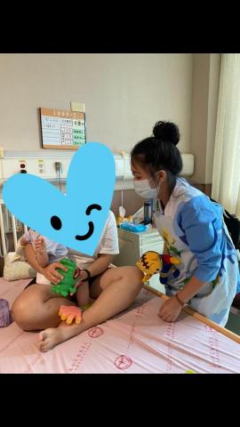 張芷瑜 - 在兒科實習照顧一歲3個月病童，透過玩玩偶、講故事給她聽，讓她配合整個整個療程
