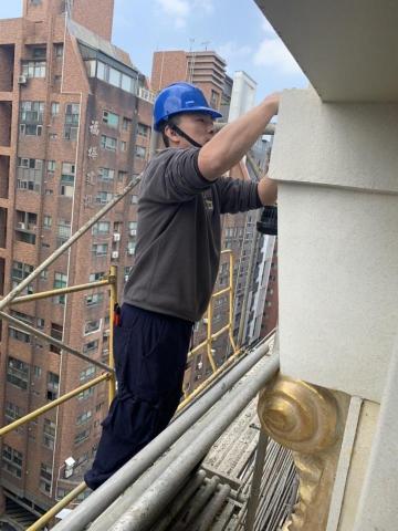 温丰銘 - 12樓拆架，外牆燈安裝