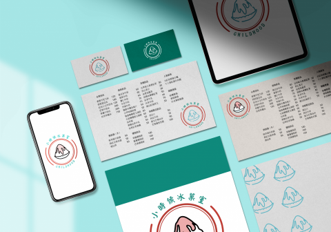 Michael / 夢想園丁工作室 - 品牌簡介
在東區經營七年的冰菓室,小時候試圖保留那個年代的美好記憶。用味道傳承關於冰菓室的種種美好,春的清爽夏的酸甜,秋的惆悵冬的苦澀,都是人生的滋味。夏天要吃冰就來冰菓室吧,小時候絕對不會缺席!ps. 也有販賣熱食哦!
設計概念
商標上選用日式圖騰青海波,傳遞有如在海邊涼爽的氛圍,大大的紅色冰字如同古早味的招牌,色彩上選用復古的紅色與清爽的藍綠色再加上冰涼的藍色作點綴。 Michael / 夢想園丁工作室 - 品牌簡介
在東區經營七年的冰菓室,小時候試圖保留那個年代的美好記憶。用味道傳承關於冰菓室的種種美好,春的清爽夏的酸甜,秋的惆悵冬的苦澀,都是人生的滋味。夏天要吃冰就來冰菓室吧,小時候絕對不會缺席!ps. 也有販賣熱食哦!
設計概念
商標上選用日式圖騰青海波,傳遞有如在海邊涼爽的氛圍,大大的紅色冰字如同古早味的招牌,色彩上選用復古的紅色與清爽的藍綠色再加上冰涼的藍色作點綴。