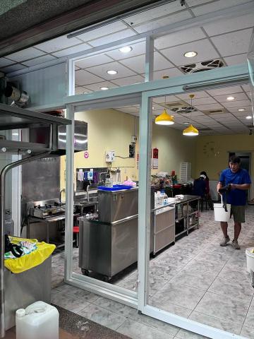 莊泓叡 - 桃園餃子館鋁店面門施工