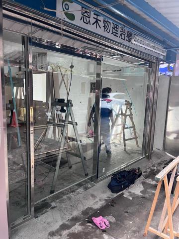 莊泓叡 - 白鐵店面 自動門玻璃工程