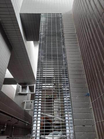 承澤 - 五樓施工鍍鋅平台，讓冷氣廠商能夠安全的安裝冷氣室外機