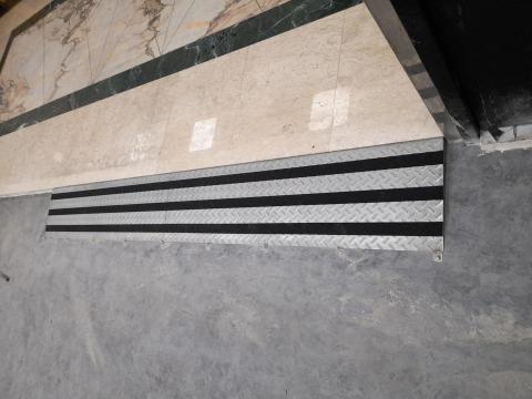 承澤 - 地面高低差6公分，施工白鐵無障礙坡道，黑金鋼止滑墊