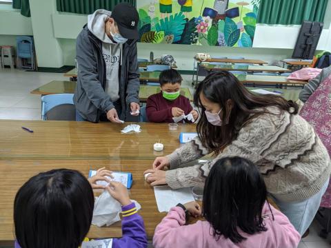 林倚嫻 - 到自立國小輔導小學生上美術課